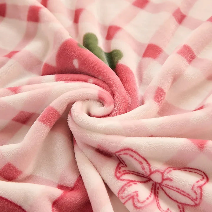 Gemütliche, pflegeleichte Flanell Decke für Mädchen mit niedlichem Erdbeer-Print. Ideale Kuscheldecke.