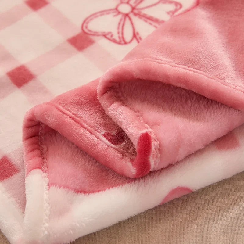Warme Mädchen Flanell Decke mit rotem Erdbeer Design. Perfekt als Bettwäsche oder Sofadecke für Kinder.