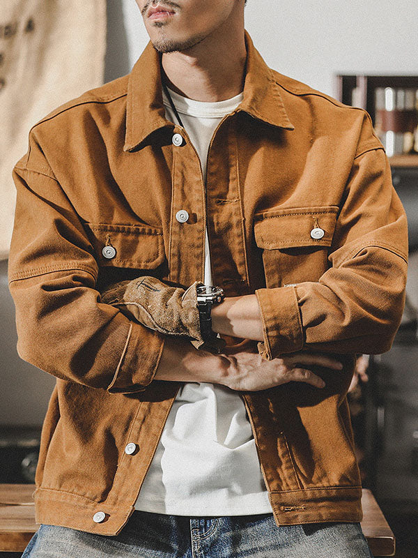 Männermodell trägt robuste Herren Vintage Cargo Jacke im Retro-Stil, ideal als Übergangsjacke.