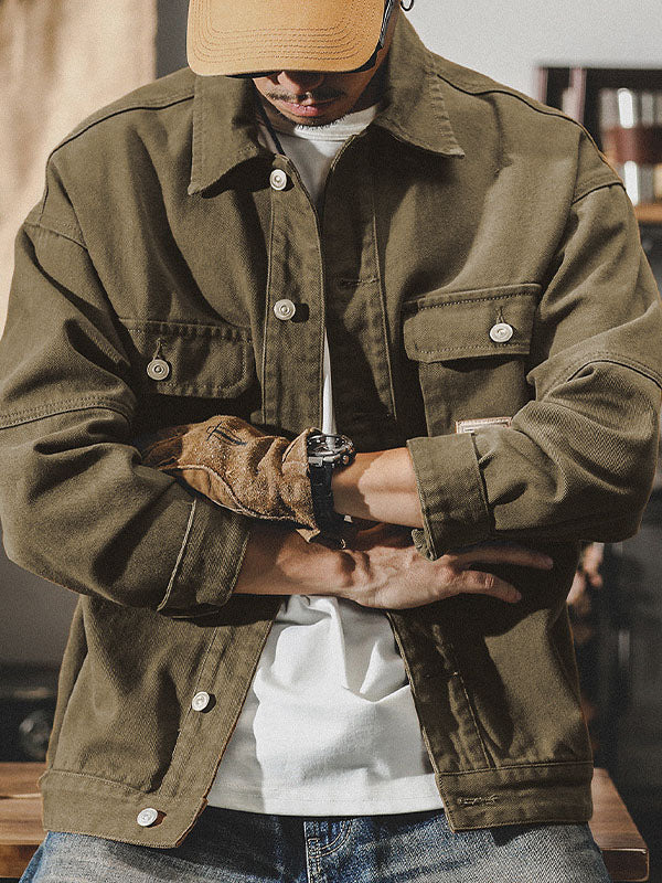 Blick auf die Rückseite der Herren Vintage Cargo Jacke, die den robusten Schnitt zeigt.