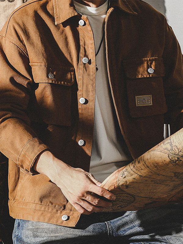 Nahaufnahme der Herren Cargojacke im Vintage-Look mit praktischen Taschen und robustem Stoff.