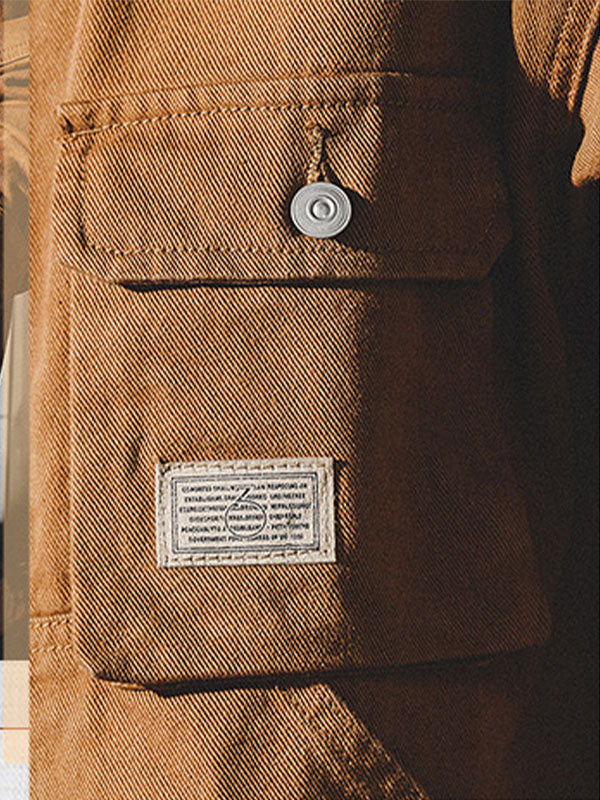 Detailansicht einer modernen Vintage Arbeitsjacke für Herren, robust und funktional.