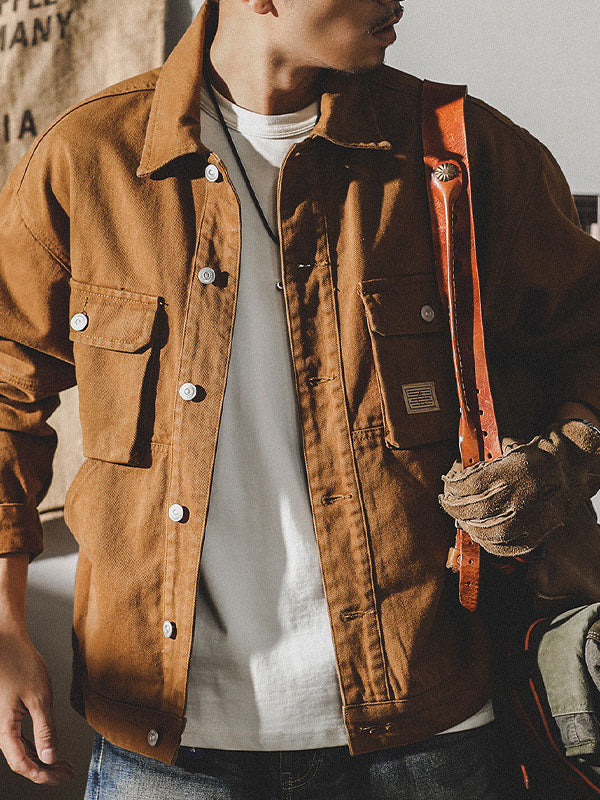 Mann im Profil trägt coole Vintage Herrenjacke, die einen einzigartigen Retro-Stil ausstrahlt.