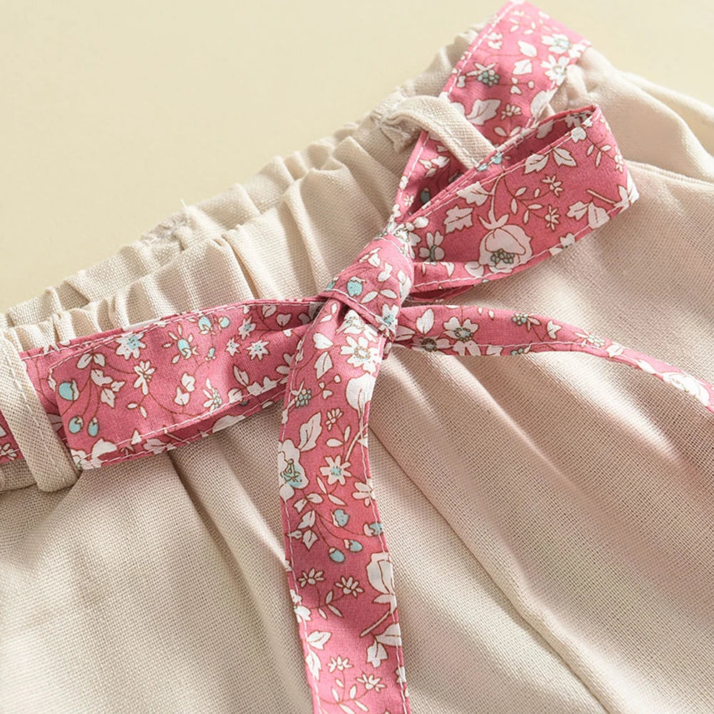 Mädchen Sommer-Set: ärmelloses Top und Shorts mit verspieltem Blumenmuster, Schleife, in Pink und Weiß, luftig und bequem.