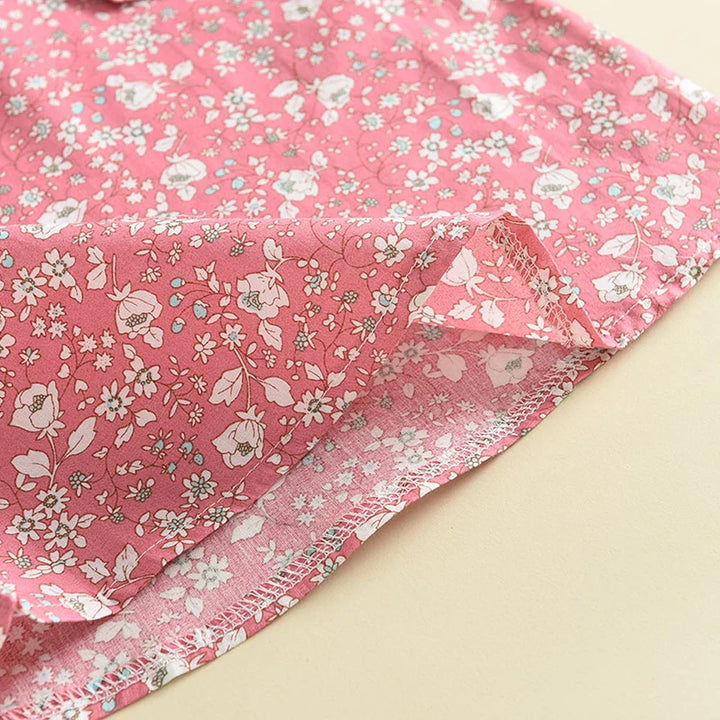 Mädchen Sommer-Set: ärmelloses Top und Shorts mit verspieltem Blumenmuster, Schleife, in Pink und Weiß, luftig und bequem.