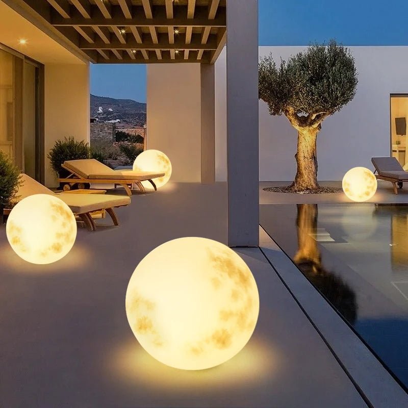 "Magische wetterfeste Außen-Mondlampe in ikonischer Mondform, schafft mystische Atmosphäre im Garten"