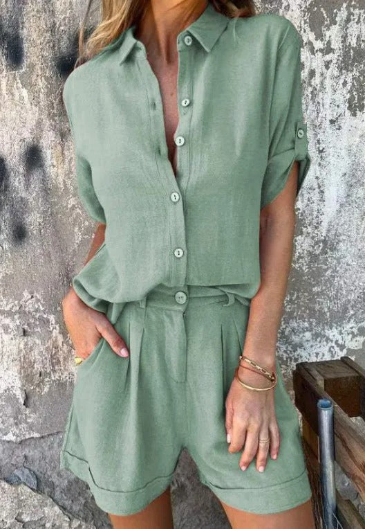 Seitliche Ansicht des Damen Zweiteilers: elegantes, langes Hemd & weite Hose, bequem für den Sommer.