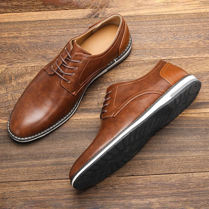 Ein Paar braune Herrenschuhe, vielseitig für Business, Smart Casual & formelle Events.