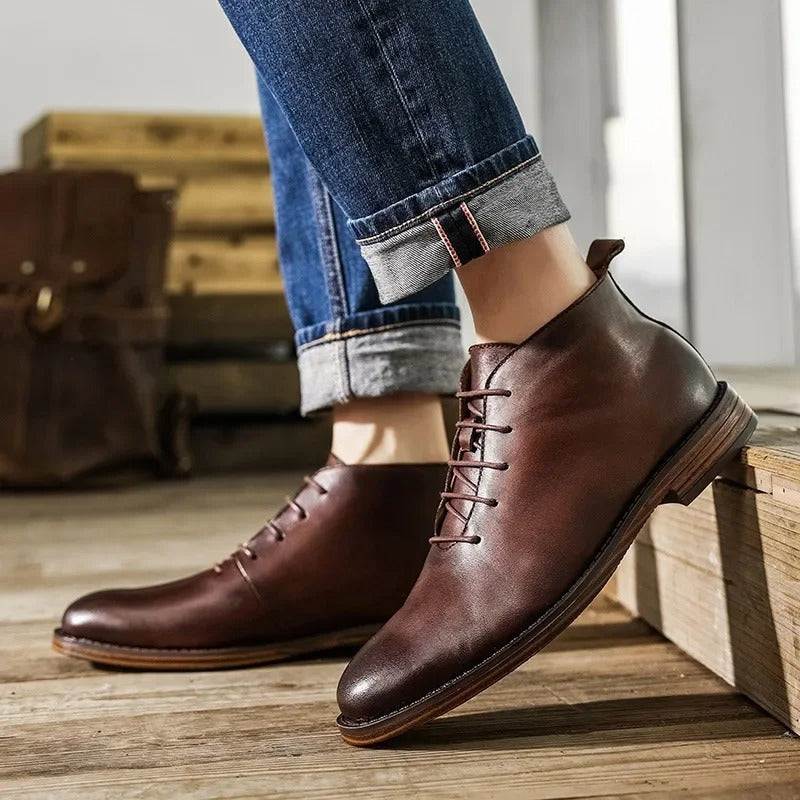 Detailaufnahme der robusten, rutschfesten Sohle der schwarzen Herren Stiefel, für sicheren Halt.