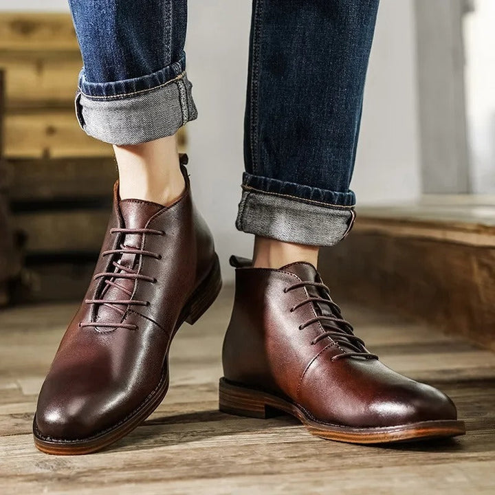 Elegante Herren Stiefel in Braun, seitliche Ansicht, vielseitig für Business und gehobenen Casual-Look.
