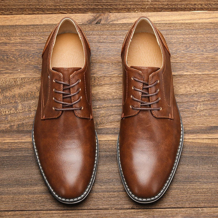 Detailaufnahme: elegante braune Herren Business Schnürschuhe mit feinen Nähten, stilvoll & hochwertig.