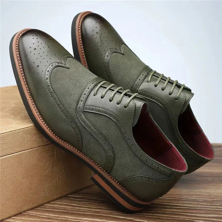 Brogue Lochmuster Details an braunen Herrenschuhen
