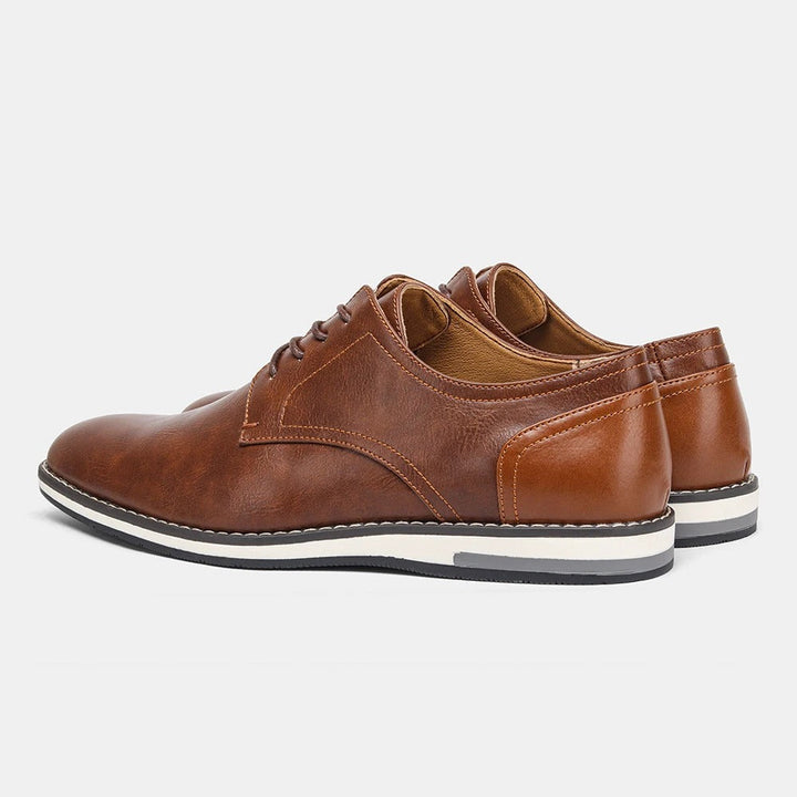 Klassische braune Herren Business Schuhe, die jedem formellen Outfit Eleganz verleihen.