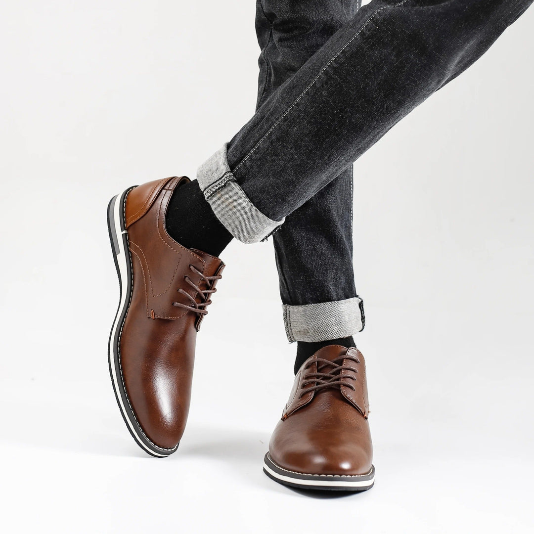 Nahaufnahme der glänzenden Ledertextur brauner Business Schuhe für Herren, exzellente Verarbeitung.