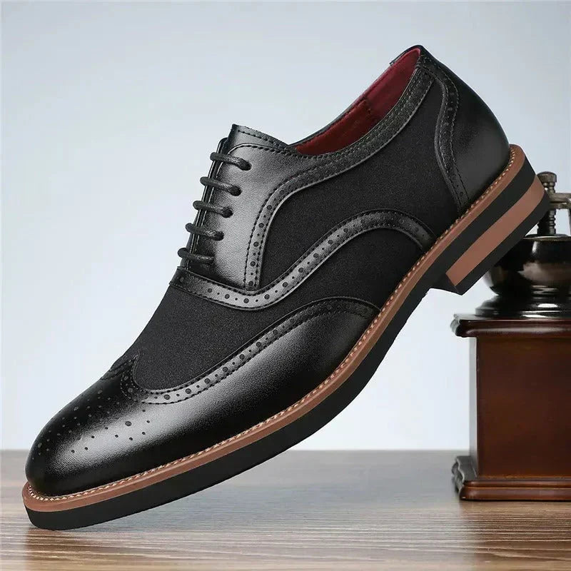 Draufsicht auf stilvolle braune Herren Oxford Halbschuhe