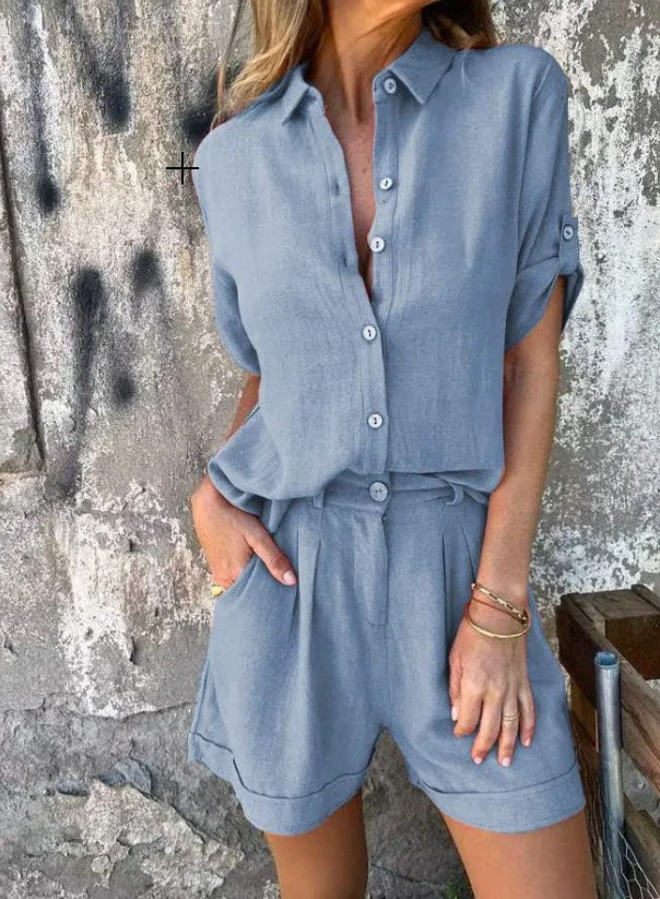 Rückansicht Damen Sommer Outfit: lockeres Langarmhemd & weite Hose, ideal für Freizeit & Reise.