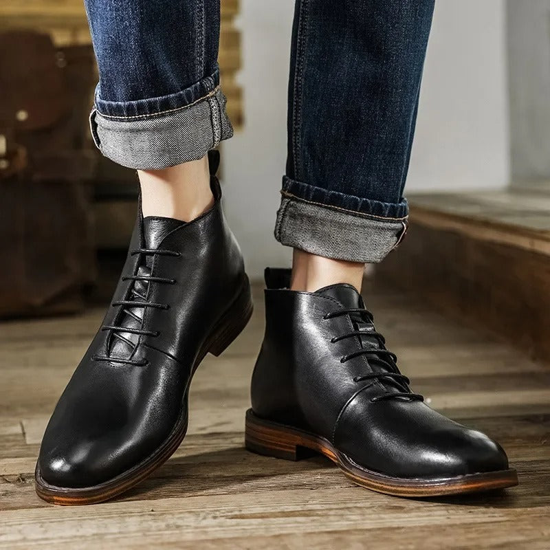 Stilvolle braune Herren Stiefel, von oben fotografiert, zeigen das elegante Design und die Qualität.