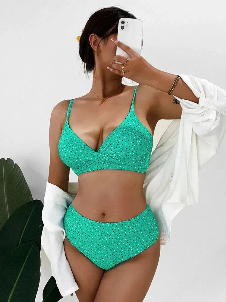 Moderner Damen Bikini mit hohem Bund, Zweiteiler-Set für ein elegantes Strand-Outfit.