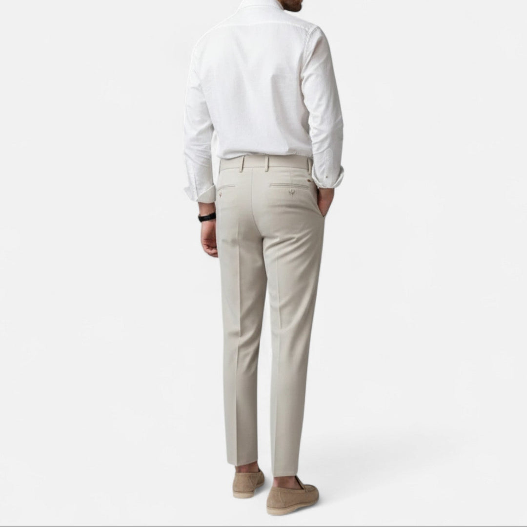 Rückenansicht eines Mannes in beiger Slim Fit Chino Hose, zeigt Gesäßtaschen und Passform.