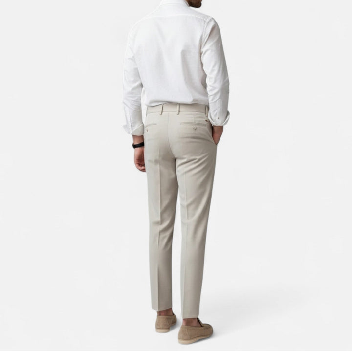 Rückenansicht eines Mannes in beiger Slim Fit Chino Hose, zeigt Gesäßtaschen und Passform.