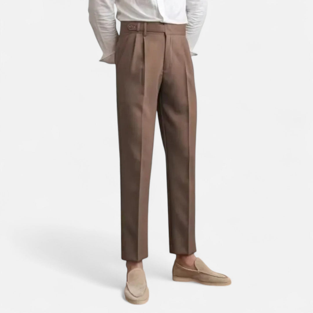Detailaufnahme der Chino Hose, zeigt die Bundfalten und den Stoff.