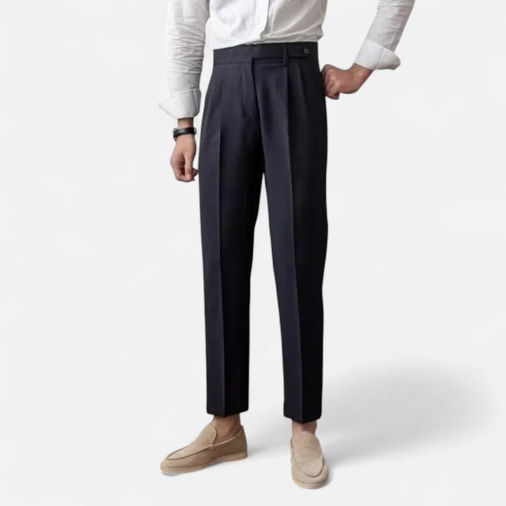 Seitenansicht der Herrenhose, ideal für den Business-Casual-Look.