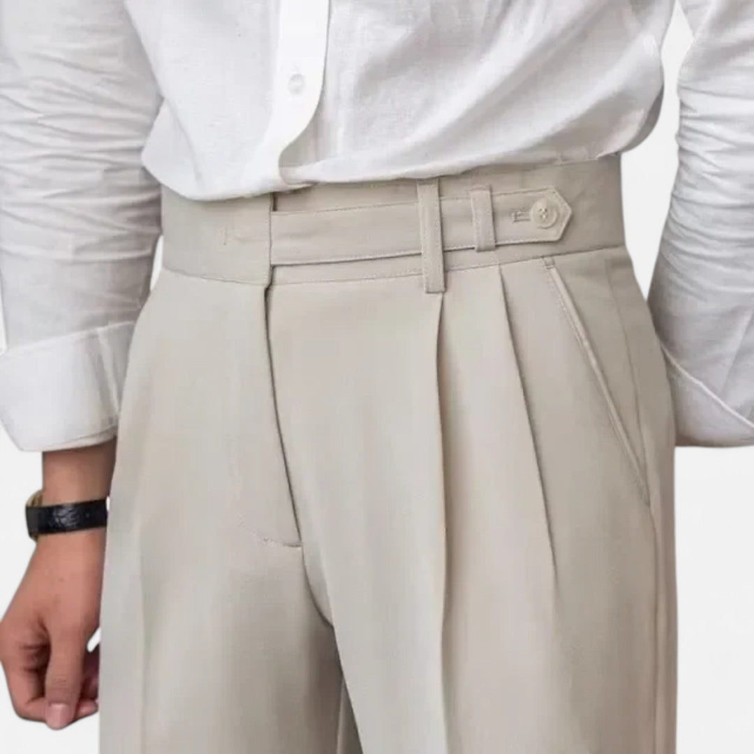 Moderne Chino Hose in Schwarz, kombiniert mit einem Freizeithemd.