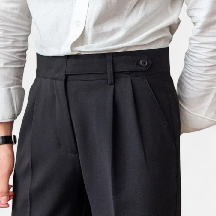 Stilvolle Chino Hose in Braun, perfekt für Herbst-Outfits.