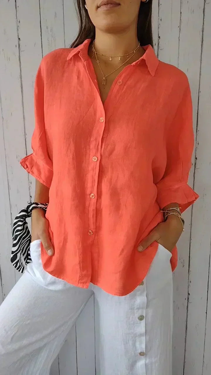 Maria Damen Knopfhemd, lässig gestylt mit Jeans. Ideal für Freizeit und Sommer.