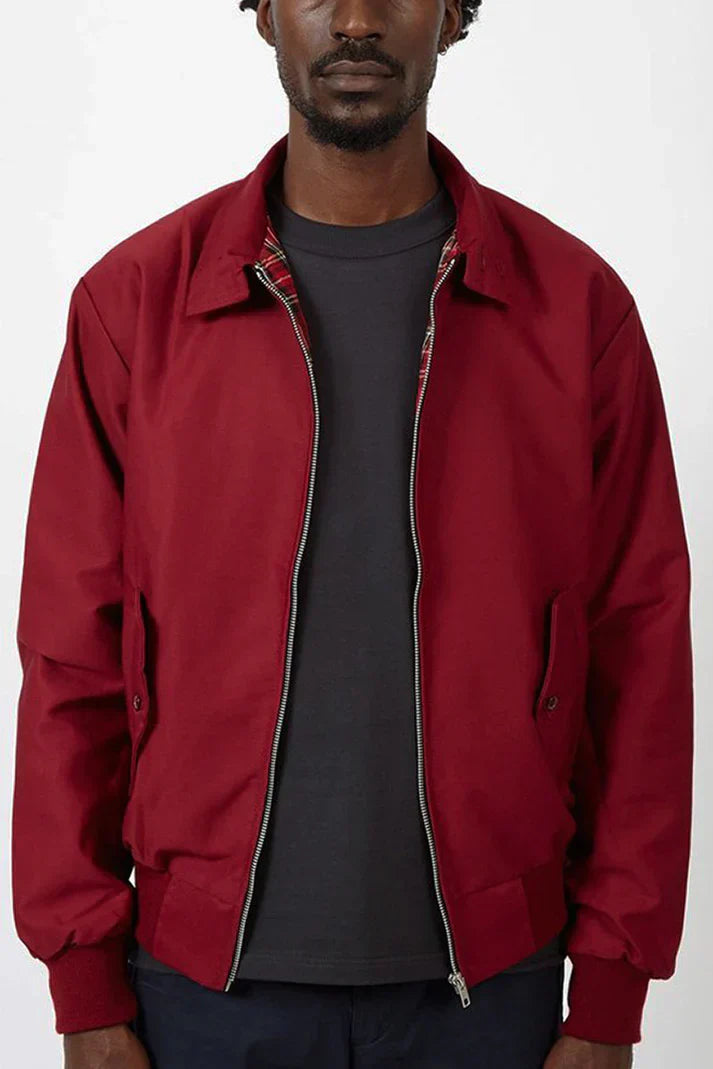 Klassische Herren Harrington-Jacke in Schwarz. Vielseitige Übergangsjacke für stilvolle Alltags- und Freizeitlooks.