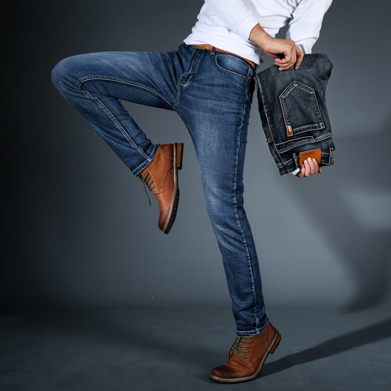 Marineblaue Herren Slim Fit Jeans, modern und stilvoll, ideal für Freizeit & Businesscasual. Bequem und vielseitig.