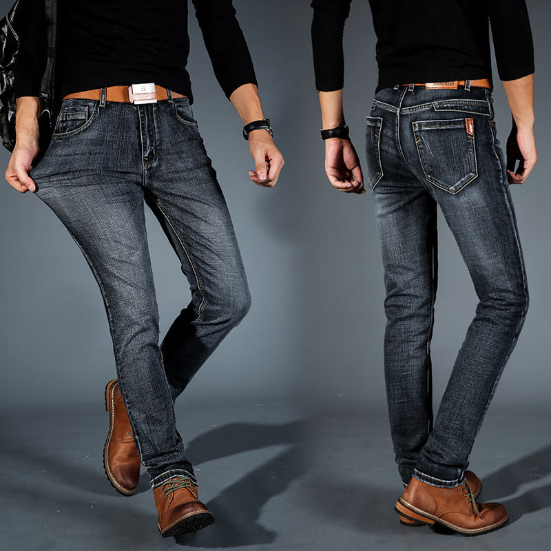 Detailansicht: Hochwertige Slim Fit Jeans für Herren in Marineblau, betont Stoffstruktur und präzise Verarbeitung.