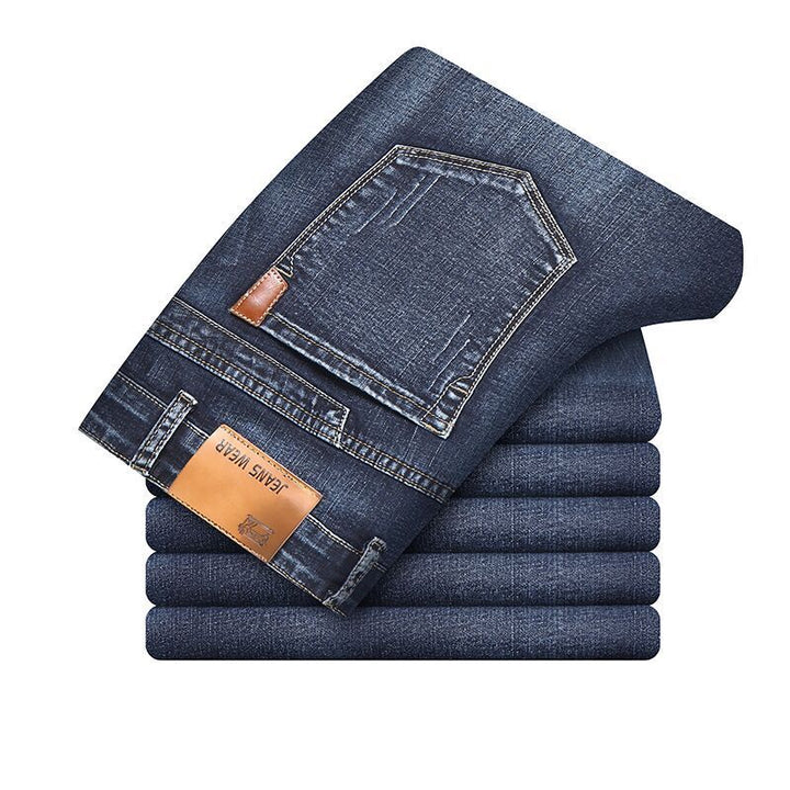 Model trägt moderne schwarze Herren Slim Fit Jeans, perfekt für einen stilvollen Freizeit-Look im Alltag.