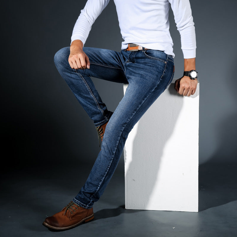 Vielseitige Herren Slim Fit Jeans in Marineblau, bequem & stilvoll, passend für Freizeit- und Business-Outfits.