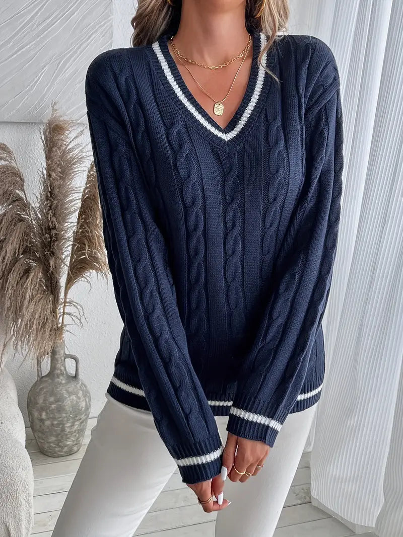 Vielseitiger Damen-Langarmpullover mit V-Ausschnitt in Marineblau. Ideal für Büro oder Freizeit.