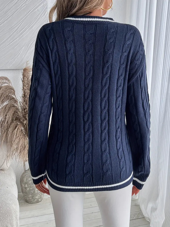 Moderner marineblauer Damen-Strickpullover mit V-Ausschnitt. Locker fallend, ideal für elegante Outfits.