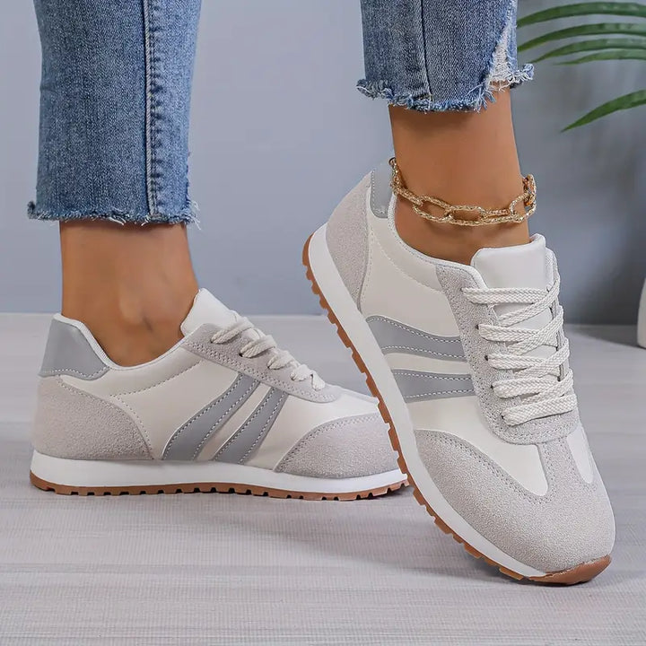 Marion Damensneaker in Marineblau: Stilvoller, bequemer Alltagsschuh mit leichter & atmungsaktiver Polsterung.