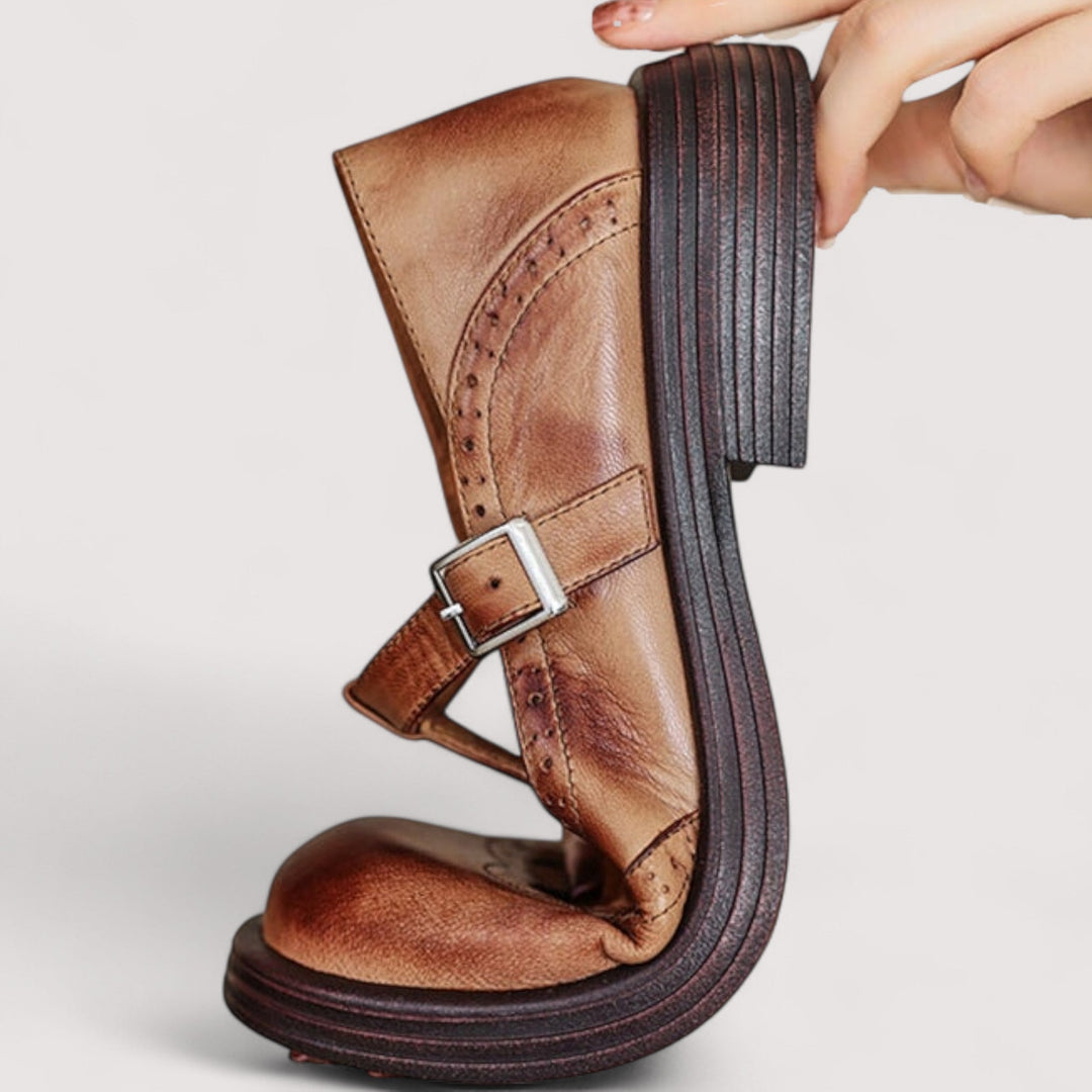 Klassische Damenschuhe mit praktischem Riemen, bequem und flach. Ideal für Büro und Freizeit.