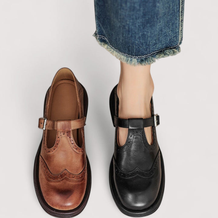 Detailaufnahme der rutschfesten Sohle und des verstellbaren Riemens dieser bequemen Damenschuhe.