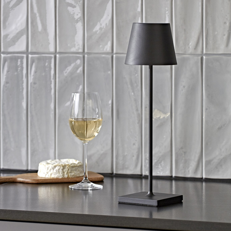 "Matte braune dimmbare Tischlampe mit Touch-Steuerung und USB-C, stilvolles Design, ideal für moderne Einrichtungen."