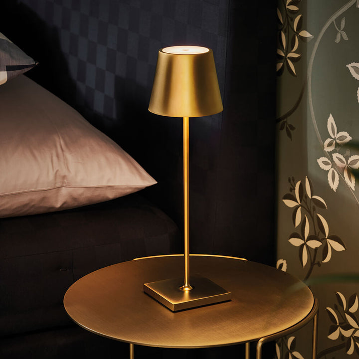 "Matte braune dimmbare Tischlampe mit Touch-Steuerung und USB-C, stilvolles Design, ideal für moderne Einrichtungen."