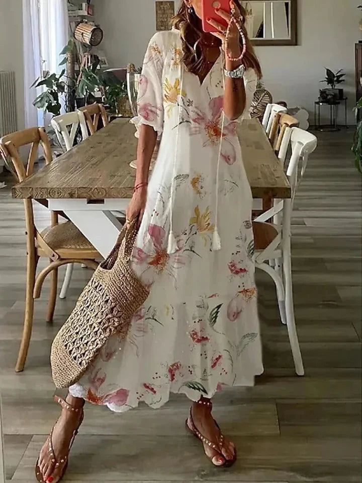 Maxikleid in Beige, fließendes Design, Bohème-Print. Luftig, ideal für Sommer; passt zu Strand und Gartenparty.