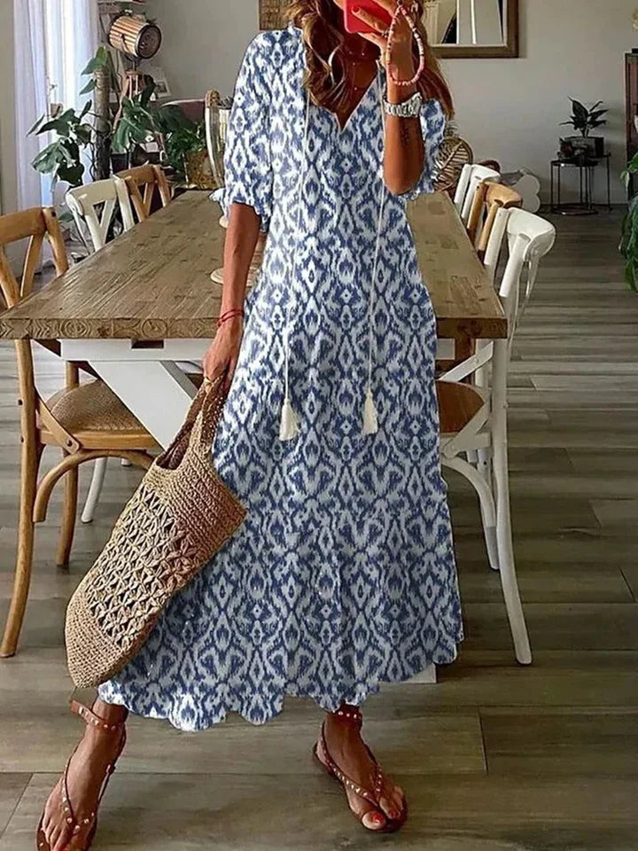 Maxikleid in Beige, fließendes Design, Bohème-Print. Luftig, ideal für Sommer; passt zu Strand und Gartenparty.