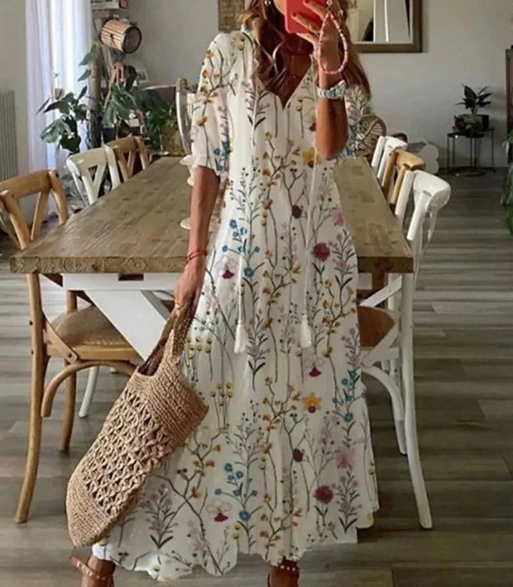Maxikleid in Beige, fließendes Design, Bohème-Print. Luftig, ideal für Sommer; passt zu Strand und Gartenparty.