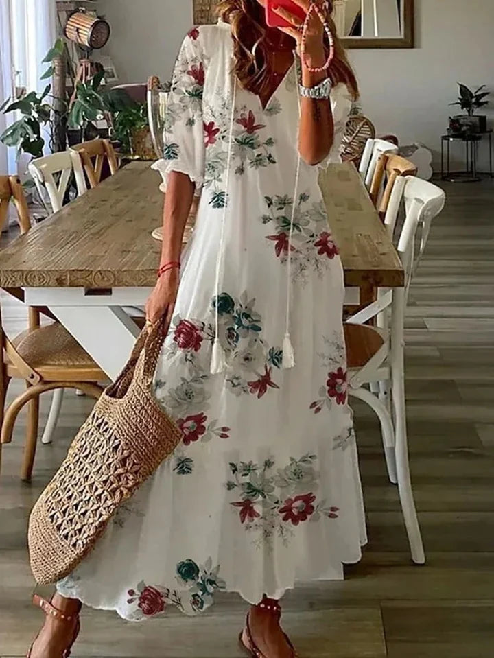 Maxikleid in Beige, fließendes Design, Bohème-Print. Luftig, ideal für Sommer; passt zu Strand und Gartenparty.