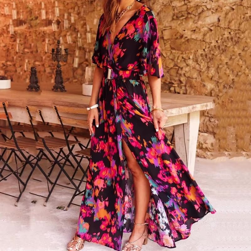 Rosa-grünes Damen Maxikleid mit V-Ausschnitt und Gürtel. Bedrucktes Wickelkleid, ideal als elegantes Sommer- oder Festkleid.