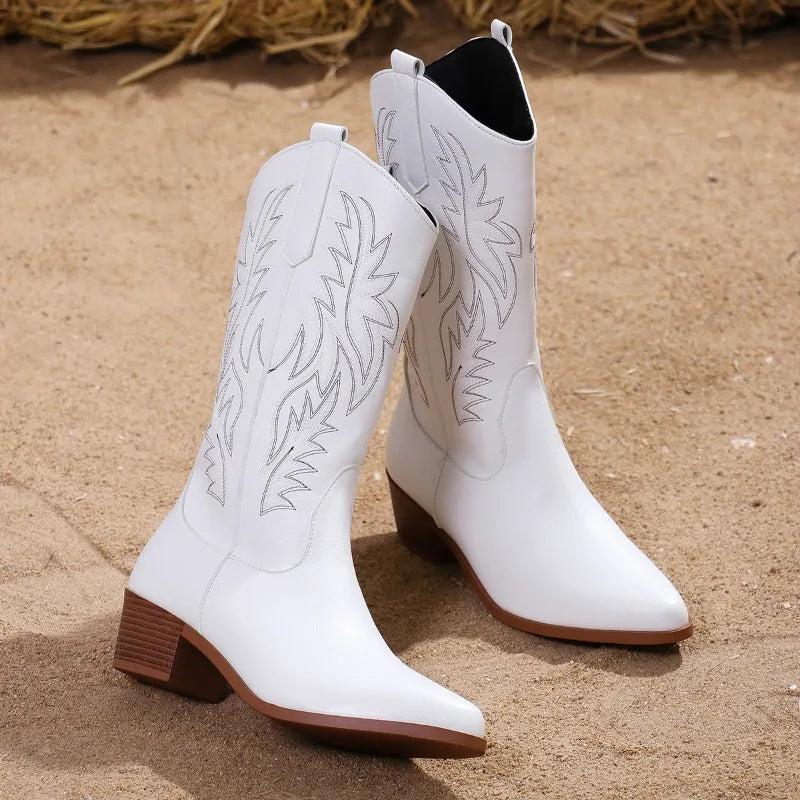 Elegante Damen Westernstiefel mit aufwendiger Stickerei in Weiß; wadenlange Cowboy Stiefel mit stabilem Blockabsatz.