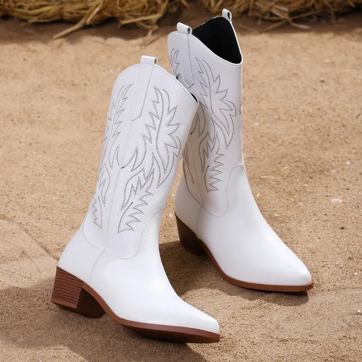 Elegante Damen Westernstiefel mit aufwendiger Stickerei in Weiß; wadenlange Cowboy Stiefel mit stabilem Blockabsatz.