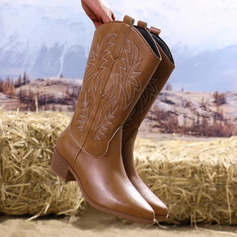 Detailansicht: Filigrane Stickerei auf braunen Damen Westernstiefeln; trendige wadenlange Cowboy Stiefel mit Absatz.