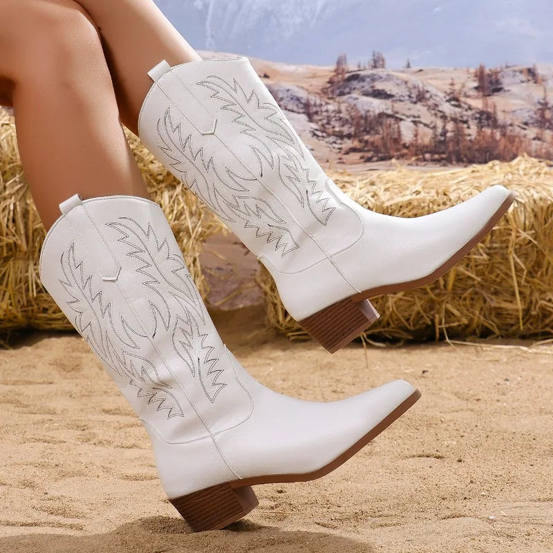 Stylische weiße bestickte Damen Westernstiefel; bequeme, wadenhohe Cowboy Stiefel für einen modischen und eleganten Auftritt.